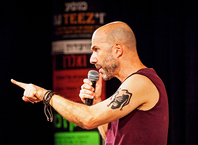 סוס אחד נכנס לבר