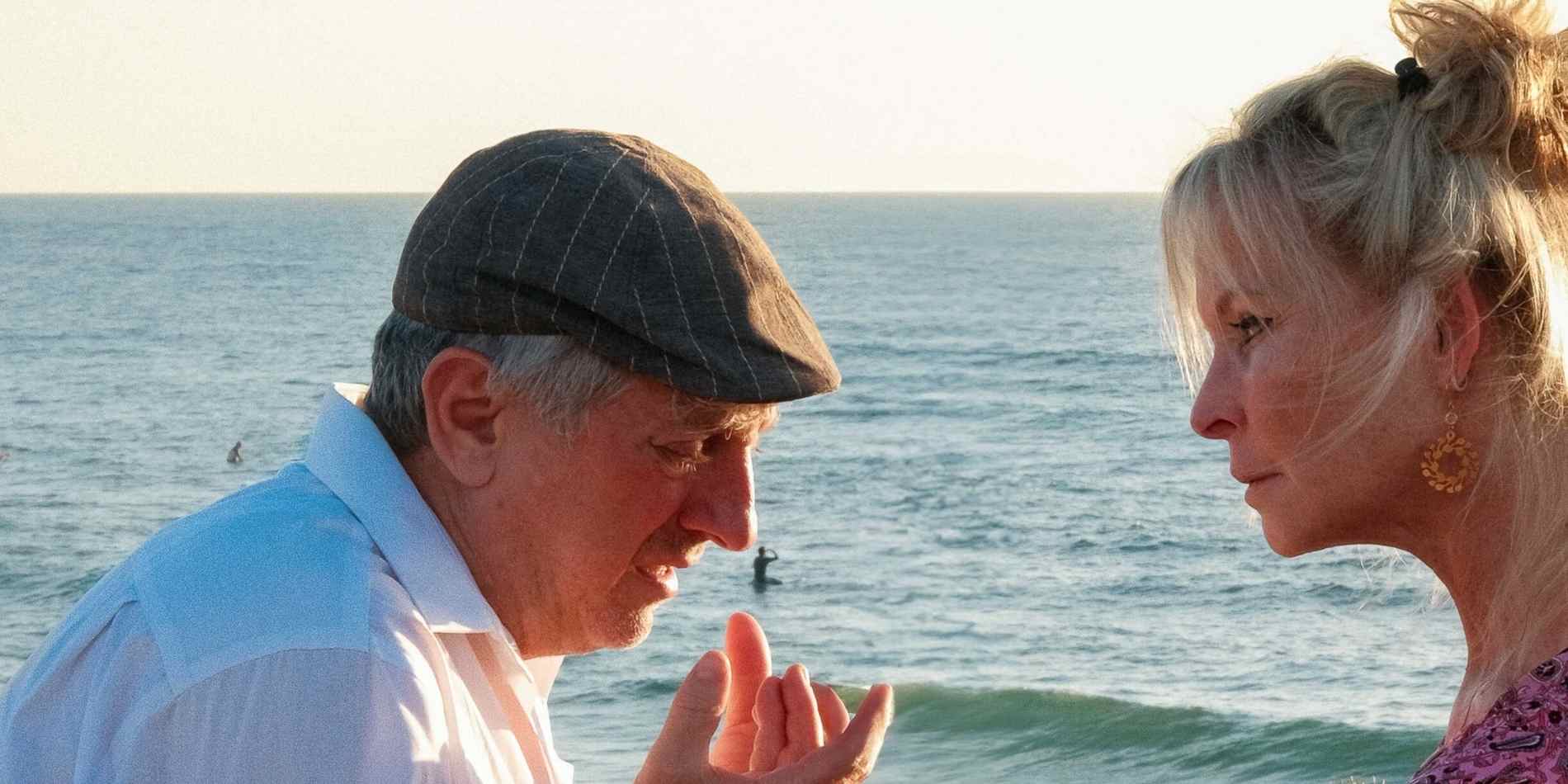 מפגש בין גבר לאישה על רקע הים, רגע טעון של דיבור, הקשבה ומבט ישיר. הטבע השקט עוטף סצנה אנושית חשופה, שבה הרגש נמצא בקדמת הבמה.