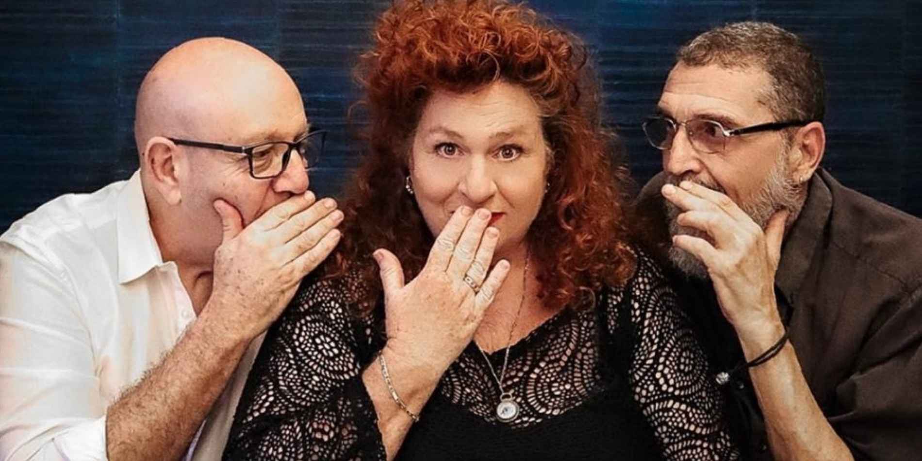 שלושה אנשים יושבים זה לצד זה, כל אחד מכסה את פיו בידו במחווה שובבה של סוד משותף, מבטים מצטלבים וקרבה מורגשת ביניהם. ההבעות החיות והקומפוזיציה הצפופה יוצרות רגע אינטימי, מלא הומור ושותפות.